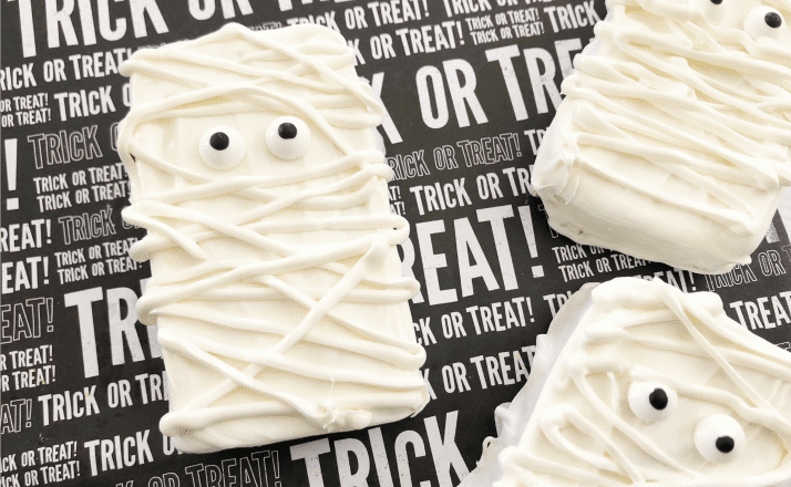 These non spooky Halloween treats are the perfect Halloween party idea for kids. These easy rice krispie treat mummies can either be made from scratch, or you can make them super easy buy using store bought rice krispie treats. #Halloween #Halloweenpartyideas #halloweentreat #mummytreat #halloweenmummies #mummies #halloweenfood #partyfood #foodideasforhalloween