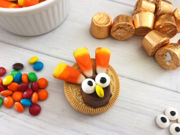 These easy oreo thanksgiving turkey cookies are the best five minute treat you can put together with your kids. Made with golden oreos, rolls, and candy corns, they make a great cookie recipe for Thanksgiving or fall! Perfect for family gatherings, too. #thanksgiving #turkeycookies #cookierecipe #fallcookies #fall #thanksgiving #turkeytreat